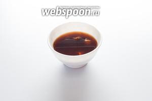 За 1-2 суток до дня сервировки блюда, замачиваем в воде с бальзамическим уксусом сваренные вкрутую (минут 5) и очищенные от скорлупы перепелиные яйца. Вкус у них почти не изменится, а вот на вид они станут коричневыми, а некоторые, если особо повезёт, ещё и окрасятся не совсем равномерно, как настоящие перепелиные яйца.
