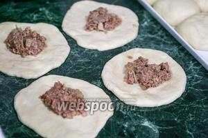 Выкладываем на центр заготовки из теста приличное количество начинки из бараньего фарша (полная столовая ложка).