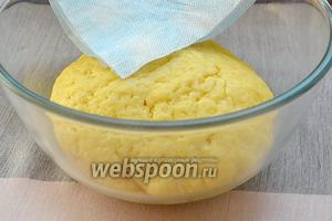 Добавляем к сухой смеси растопленное сливочное масло и сметану 20%. Сначала ложкой перемешиваем, а затем замешиваем руками, это самая приятная часть работы, чувствуешь, какой плотности получается тесто. Оно должно быть упругим. Накрываем миску салфеткой и пусть она постоит в холодильнике 40-50 минут.