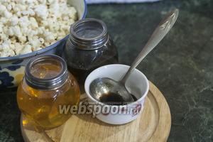 Используем жаропрочную посуду из стекла. Добавим к зёрнам сухой кукурузы соль и немного сливочного масла. Накроем крышкой. В микроволновке используем программу «Микроволны + Гриль». Время — 3,5 минуты.