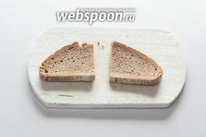 Хлеб обжарить любым удобным вам способом. Для каждого сэндвича нам требуются, естественно, 2 кусочка — верхний и нижний.