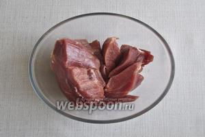 Мясо нарезать на порционные куски, предварительно удалив жилки и плёнки. И положить в миску, в которой оно будет мариноваться.