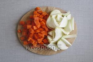 Когда мясо замаринуется, включить духовку. Овощи почистить. Морковь нарезать кубиками, приблизительно 1,5х1,5 см. Лук нарезать радиально.