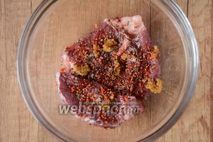 Выложить мясо в глубокую тарелку, добавить соль, чёрный молотый перец, специи для мяса, дижонскую горчицу, тимьян.