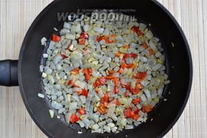 На раскалённую сковороду налить масло (смесь оливкового и подсолнечного), обжарить лук до прозрачности, после чего добавить чеснок. Как только чеснок начнёт слегка зарумяниваться, добавить острый перчик. Минуту-две подержать на огне, помешивая.