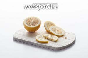 Готовим фрукт, который будет потом использован для декора. Это может быть полукольцо или долька лимона.