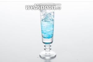 Потом вливается кюрасао блю. Что будет, если сделать наоборот? Ликёр будет хуже растворяться, но получится более интересная слоистая структура коктейля. Что будет, если взять кюрасао без водки? Коктейль получится темнее, и без размешивания кюрасао в спрайте, он не пожелает раствориться сначала. Кстати, тоже красиво.