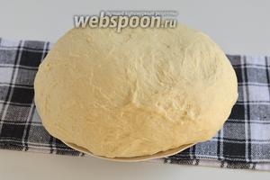 Из тёплой воды, 1 яйца, соли, сахара, муки, дрожжей замесить мягкое тесто и оставить в тёплом месте под полотенцем на 1 час. Муки может понадобиться больше или меньше — смотрите по ситуации. Тесто должно получиться мягким и податливым.