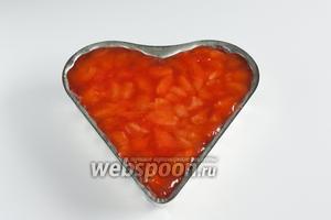 А потом мы дольём остаток желе, которое стояло всё это время при комнатной температуре, а ещё лучше — на батарее. Если остаток желе всё-таки застыл, то его нужно слегка растопить.