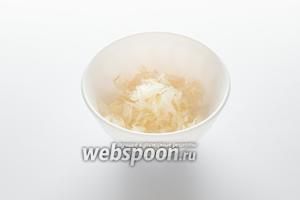 Мелкие остатки собираем в миску, закрываем плёнкой и храним в холодильнике — они нам потребуются потом для декора.