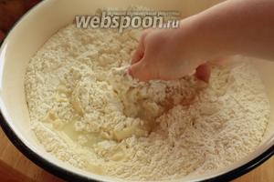 Тесто должно быть мягким, некрутым, в самом конце, когда мука и жидкость смешались, добавить оливковое масло.