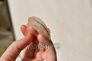 Пока замачивается рис, займитесь креветками и овощами.
Я надрезаю креветку вдоль спины и удаляю тёмную полоску (это остатки пищи которые не переварились). Удаляю это у всех креветок и затем их промываю. Такое бывает только у крупных видов.