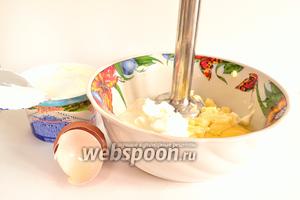 Начнём с приготовления теста. Сначала нужно растереть размягчённое сливочное масло с солью и сахаром. Затем добавить яйцо. Всё размешать.