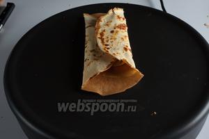 Лопаткой заворачиваем его противоположные края параллельно друг другу и прижимаем линию сгиба.