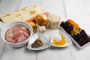 Чтобы приготовить плов, нужно взять армянский лаваш, рис, мясо куриное, морковь, лук, чеснок, изюм, курагу, финики, изюм, барбарис, кумин, куркуму, соль, кориандр, воду.