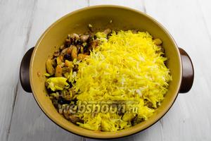 Готовый рис аккуратно (чтобы не сломать зёрна) выложить к мясу с овощами, пряностями и сухофруктами.