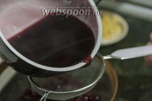 Растворяем желатин, не доводя до кипения. Выливаем жидкое желе из вишнёвого сока и мёда на консервированные вишни. Используем для этого ситечко.