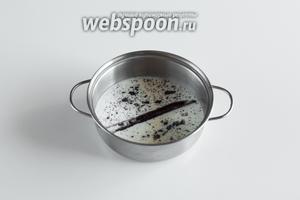 Стручок ванили разрезать ножом вдоль и выскрести семена. Поместить ваниль в молоко. Греть его 10 минут, а потом дать 10 минут остыть. Половинки стручка выбросить.
