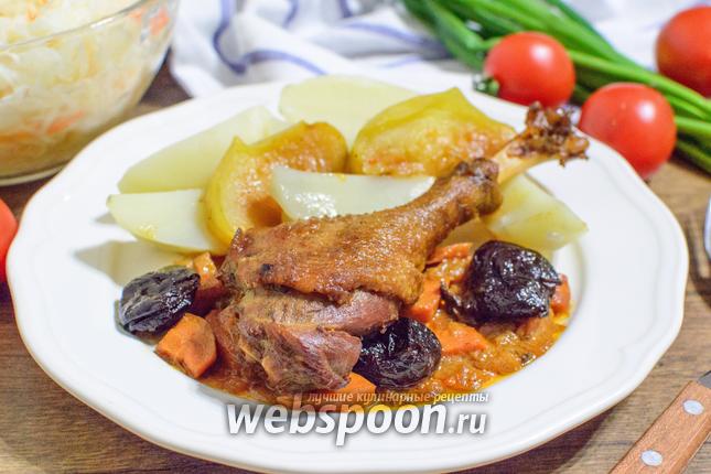 Фото Гусь, тушёный с яблоками и черносливом