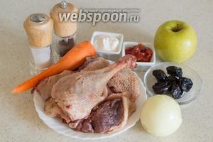Для приготовления возьмите мясо гуся, морковь, лук репчатый, яблоки, чернослив сушёный, томатную пасту, сметану, соль, перец, лавровый лист.