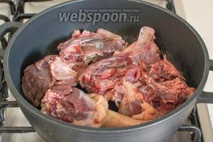 Мясо птицы подготовьте к кулинарной обработке, почистите, помойте, обсушите и отправьте на горячую сковороду обжариться до румяной корочки.