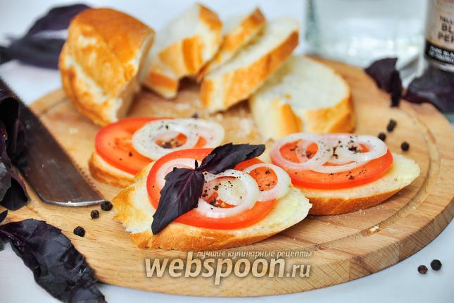 Фото Закусочные бутерброды с помидором и луком