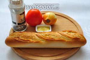 Подготовим продукты: багет, помидор, лук (лучше брать помельче, чтобы колечки выглядели аккуратно), масло сливочное мягкое, перец чёрный свежемолотый.