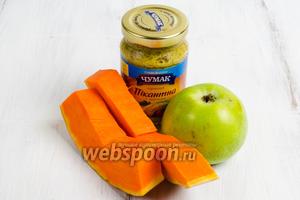 Чтобы приготовить салат, нужно начать с подготовки продуктов первого слоя. Для этого нужно взять тыкву, кисло-сладкие яблоки, горчицу пикантную.
