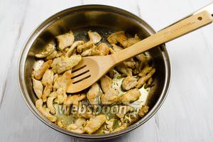 Выложить подготовленное мясо на раскалённую сковороду. Жарить до готовности с румяной корочкой, помешивая. Готовое мясо выложить в отдельную посуду.