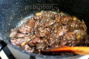 Проварить печёнку в полученном медово-грушевом соусе до загустения. Если любите зажаристую печёнку — можно выпарить соус до карамельного состояния, я люблю именно так. Сразу подавать с ломтиками кисловатых фруктов, очень вкусно! Кстати, в охлаждённом виде такая печёнка тоже хороша.