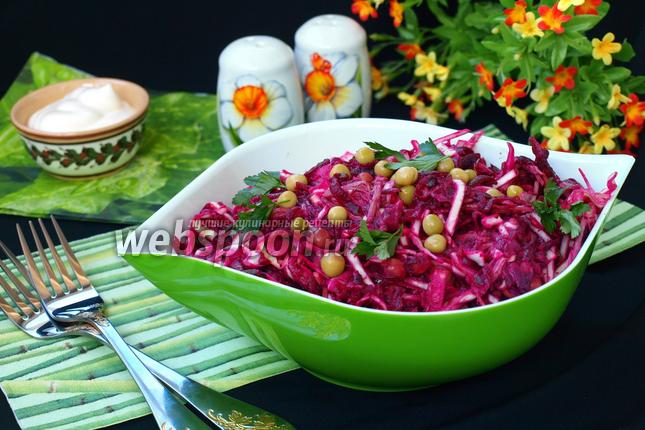 Фото Салат с говядиной, свёклой, капустой и зелёным горошком