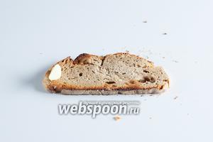 Пока жарятся грибы, кусок чёрного хлеба (как можно более чёрствого) слегка обжариваем в тостере или на сковороде без масла. Обжариваем целиком, а потом натираем его второй чесночиной с обеих сторон. Прямо втираем чеснок в хлеб, а он стачивается, как мелок. Этот кулинарный приём — единственный, которому научил меня мой дедушка. Так что чесночный ржаной сухарь — это добрая память моего детства.