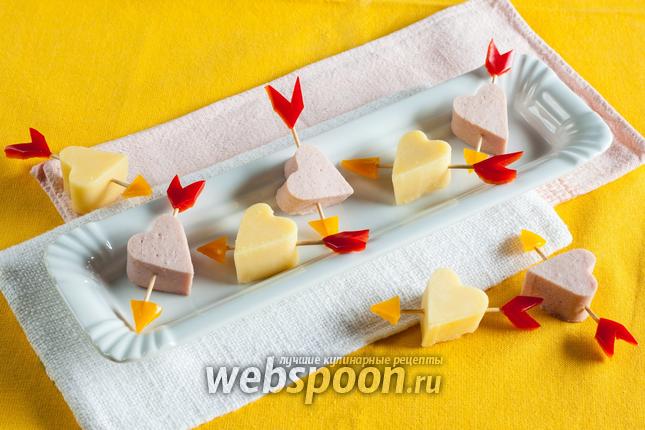 Фото Канапе с сыром и колбасой «Стрелы Амура»
