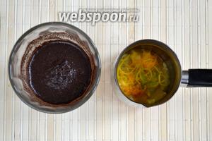 В отдельном стакане смешайте холодную воду, кофе и маленькую щепотку соли. В турку добавьте цедру и залейте получившейся кофейной взвесью. Важно при этом действовать быстро, чтобы кофе не успел осесть на дно стакана.