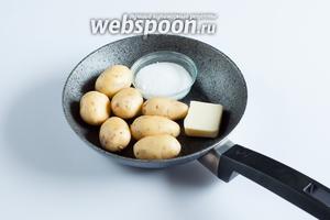 Соотношение ингредиентов для глазированной картошки по-датски следующее: на 100 г сырой картошки — 10 г сахарного песка и 10 г масла сливочного. Размер 1 порции — 200-300 г. Вода и соль нужны в количестве, привычном вам для варки картошки в мундирах.