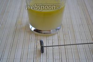 Взбейте масло и воду при помощи миксера (например, крошки-миксера для взбивания молока). Можно размешать и вилкой, однако взбитая миксером смесь будет чуть дольше сохранять однородность.
