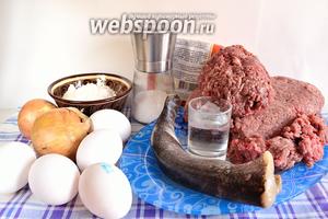 Подготовим все продукты - свиной, говяжий и бараний фарш, щуку, муку, соль, воду, яйца, репчатый лук, перец и специи по вкусу. Яйца использую 1 категории.