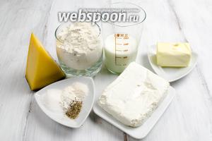 Чтобы приготовить лепёшки, нужно взять мягкий творог, молоко, муку, разрыхлитель, масло сливочное, твёрдый сыр, чёрный молотый перец, соль, сахар.
