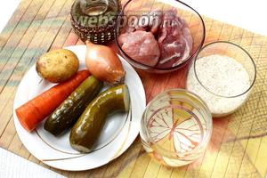Для приготовления возьмите воду, картофель, рис, морковь, лук репчатый, масло растительное, мясо, соль, огурцы солёные и лавровый лист.