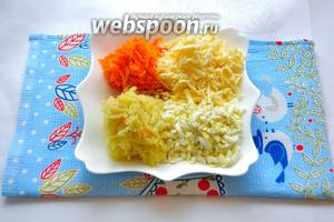 Очистим остывшие картофель, морковь и яйца и натрём на крупной тёрке. Сыр натрём на той же тёрке.