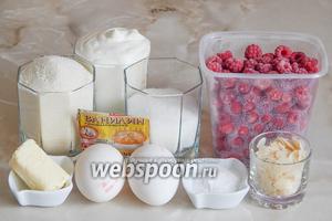 Для приготовления манника нам нужна малина (у меня замороженная, но свежая будет ещё лучше), манная крупа, сметана, куриные яйца, сахарный песок, ванилин, сливочное масло, разрыхлитель и миндальные лепестки.