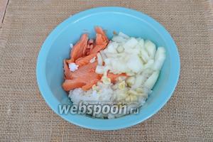Мясо с позвоночника срезать, нарезать на некрупные кусочки и положить в миску. Срезать ещё немного мяса с рыбы и добавить в миску. Некоторые удаляют всё мясо с кожи, но я так не делаю. Надо, чтобы немного мяса осталось и начинка была, как в рулете, внутри рыбы. Добавим к рыбе рис, нарезанный лук и чеснок.