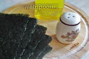 Для приготовления нам понадобится кунжутное масло или любое другое, на ваш вкус, соль или при желании другие специи, сами листы нори.