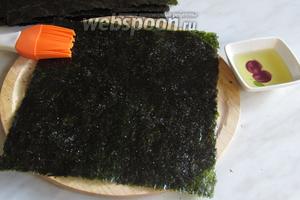 Листы с блестящей стороны намазать кистью с маслом, не очень много, стараться по минимуму, посолить, совсем чуточку, иначе можно пересолить, как я и сделала с первой парой нори.))