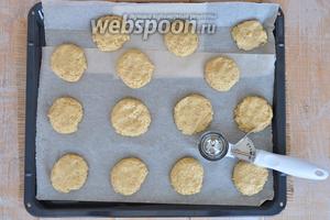 Готовое тесто выкладываем ложкой для мороженного на лист, выстеленный пекарской бумагой, и немного прижимаем ладонью. Печенье я делаю крупное. Если готовите маленькое печенье, то время выпечки уменьшите. Выпекаем в разогретой духовке 15-20 минут при температуре 190°С.