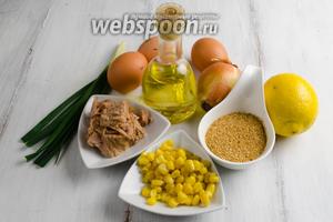 Чтобы приготовить котлеты, нужно взять консервированный тунец, яйца, лук, перья зелёного лука, консервированную кукурузу, лимонный сок и цедру, сухари панировочные, перец чёрный молотый, соль, горчицу пикантную.