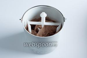 Для изготовления мороженого я использую мороженицу UNOLD объёмом 2 литра. Она одновременно и охлаждает, и промешивает. 700 мл такой смеси превращаются в мягкое мороженое за 30-35 минут.