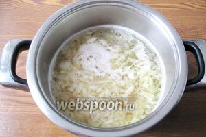 Затем эти овощи отправляем в кастрюлю с картофелем и куриным бульоном. Варим до готовности овощей.