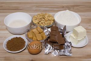 Для приготовления печенья возьмите муку, сахар, какао, масло сливочное, яйцо, шоколад молочный, арахис солёный, 1/3 ч. л. разрыхлителя и 1/3 ч. л. соли.