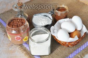 Для приготовления бисквита нам потребуются яйца, кофе растворимый, какао, масло растительное, мука, разрыхлитель и 4 столовые ложки кипятка. 1 ложка кипятка для растворения кофе и 3 ложки в тесто.